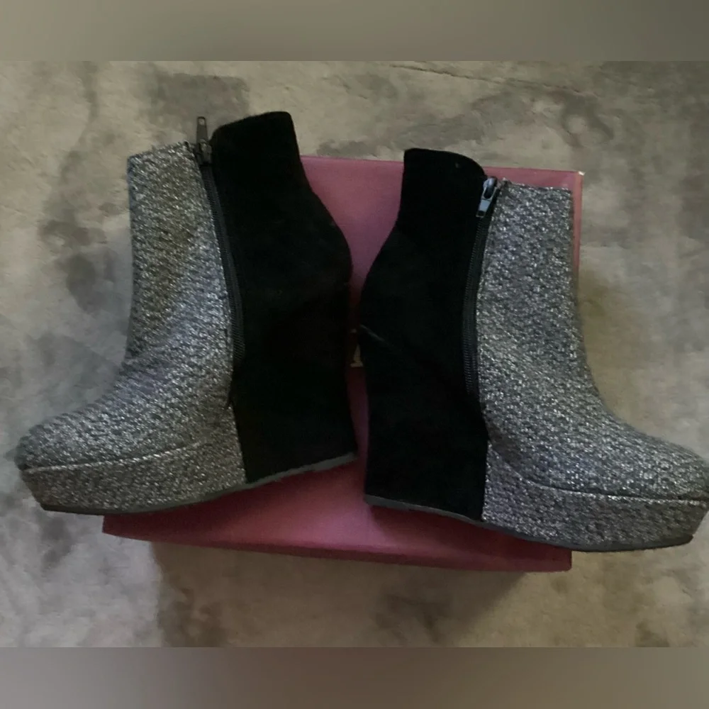 Black & Gray Two Tone Wedges New in Box by Bamboo - Picture 4 of 14